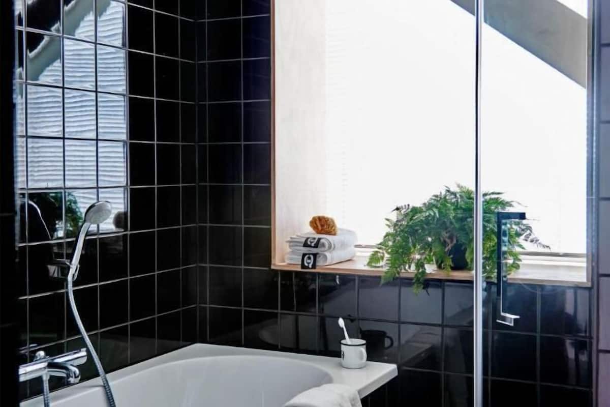 Badkamer | Een douche, handdoeken