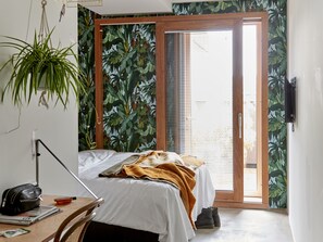 Habitación doble estándar, balcón | Ropa de cama de alta calidad y minibar 