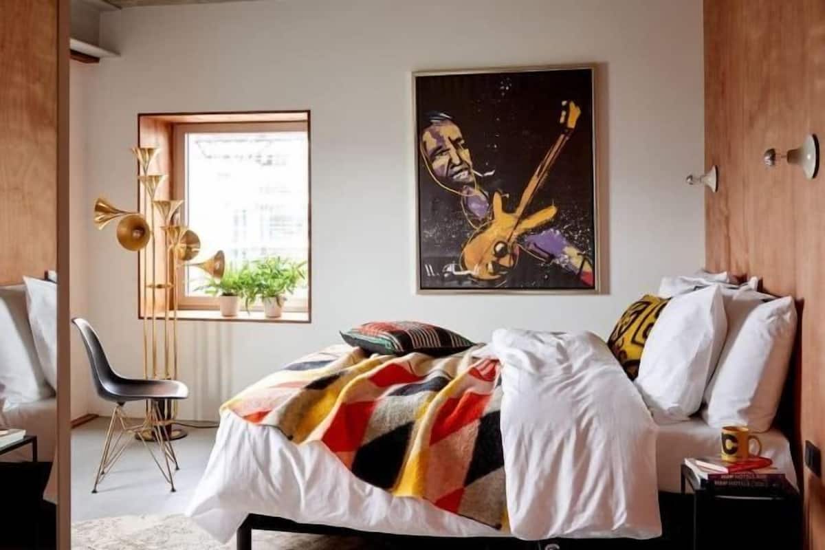 Luxe beddengoed, een minibar, een kluis op de kamer, een bureau