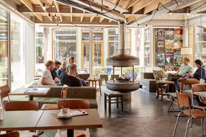 Café da manhã, almoço e jantar; culinária internacional 