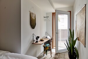 Roupas de cama premium, frigobar, cofres nos quartos, escrivaninha