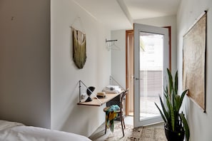 高級寝具、ミニバー、セーフティボックス (室内)、デスク