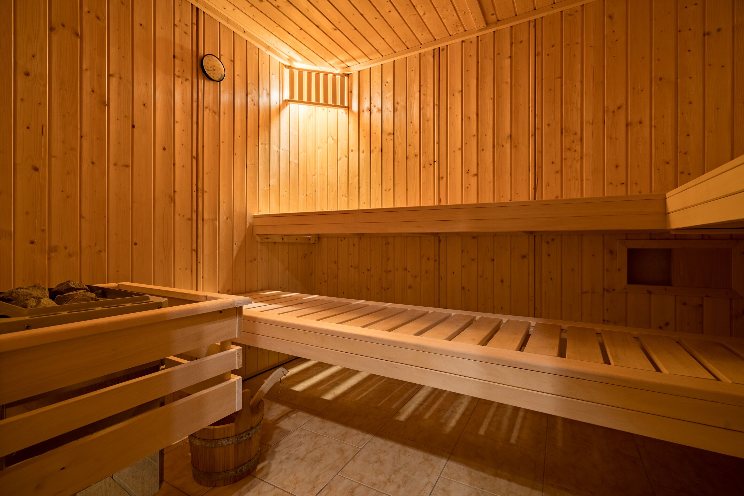 Eine Sauna mit Holzwänden und Bänken.