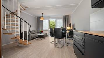 Ferienhaus, 1 Schlafzimmer, Terrasse | Wohnbereich | Flachbildfernseher