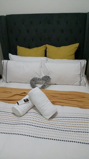 2 bedrooms, desk, blackout curtains, free WiFi