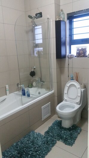 公寓 | 浴室 | 浴缸、深泡浴缸、免费洗浴用品、吹风机