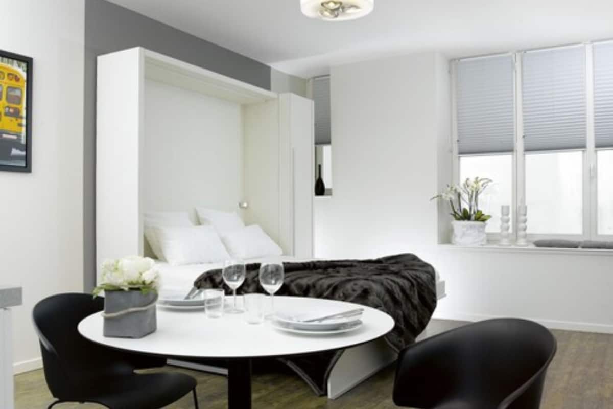 Comfort studio | Woonkamer | Een flatscreentelevisie en een dvd-speler