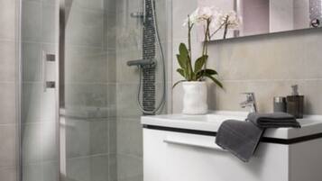 Studio Comfort | Badrum | Dusch, hÄrtork och handdukar