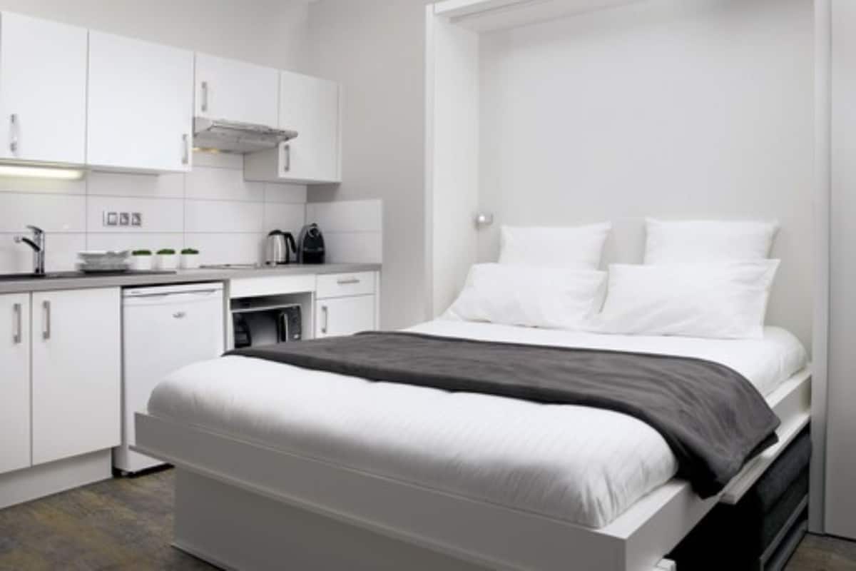 Klassieke studio | Luxe beddengoed, een bureau, verduisterende gordijnen