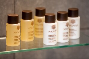 Regadera, amenidades de baño gratuitas, secadora de cabello, batas 