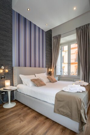 Minibar, in-room safe, individually decorated, individually furnished - Leonardo Suites - The Luxury Leading Accommodation in Rome (Rome)