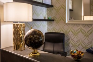 Habitación de lujo | Área de sala de estar | Televisión LED de 32 pulgadas con canales digitales y televisión 