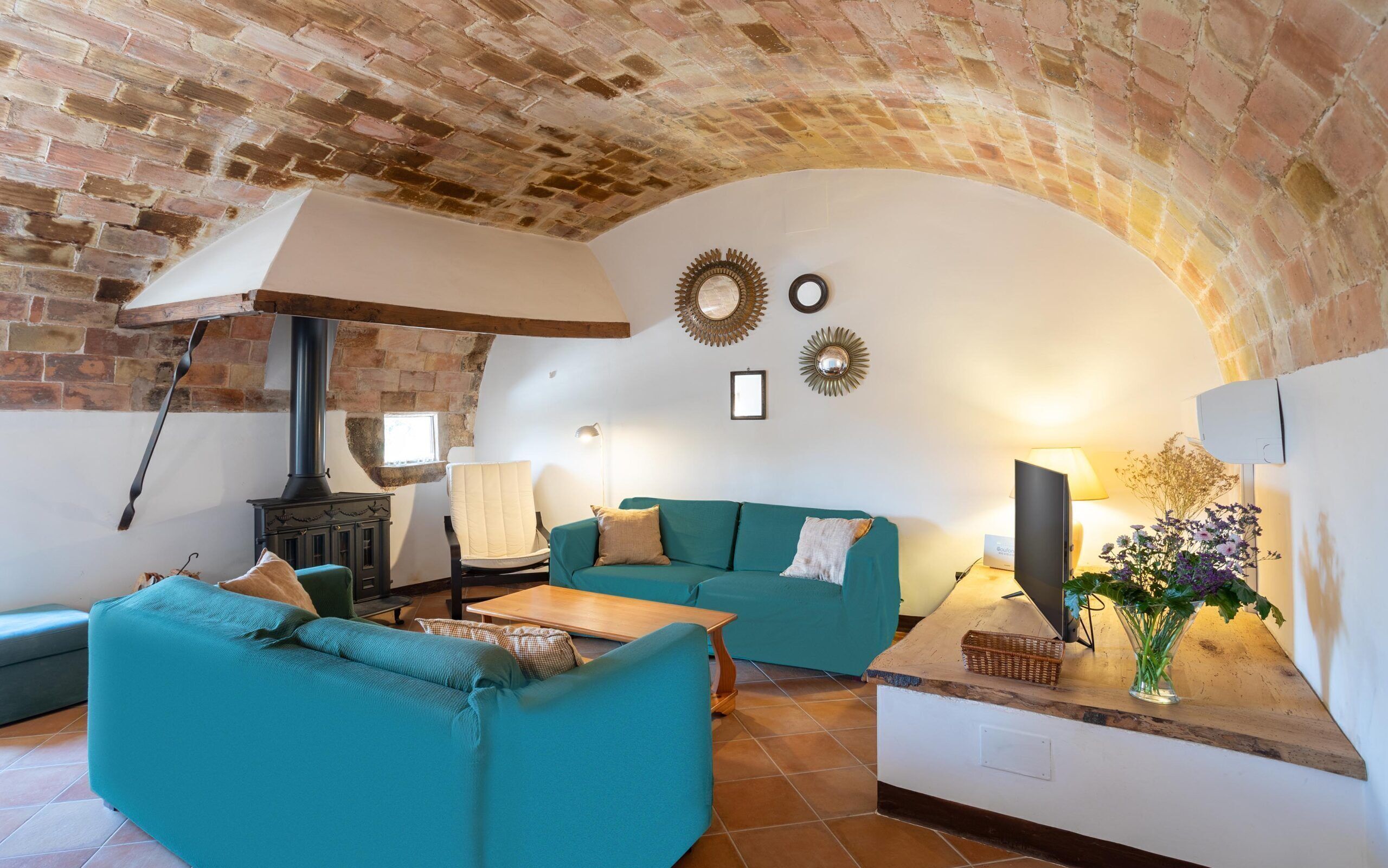 Casa tradicional, 4 habitaciones (Cal Busquetet) | Living area | 16-inch TV with cable channels, fireplace