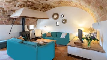 Casa tradicional, 4 habitaciones (Cal Busquetet) | Living area | 16-inch TV with cable channels, fireplace