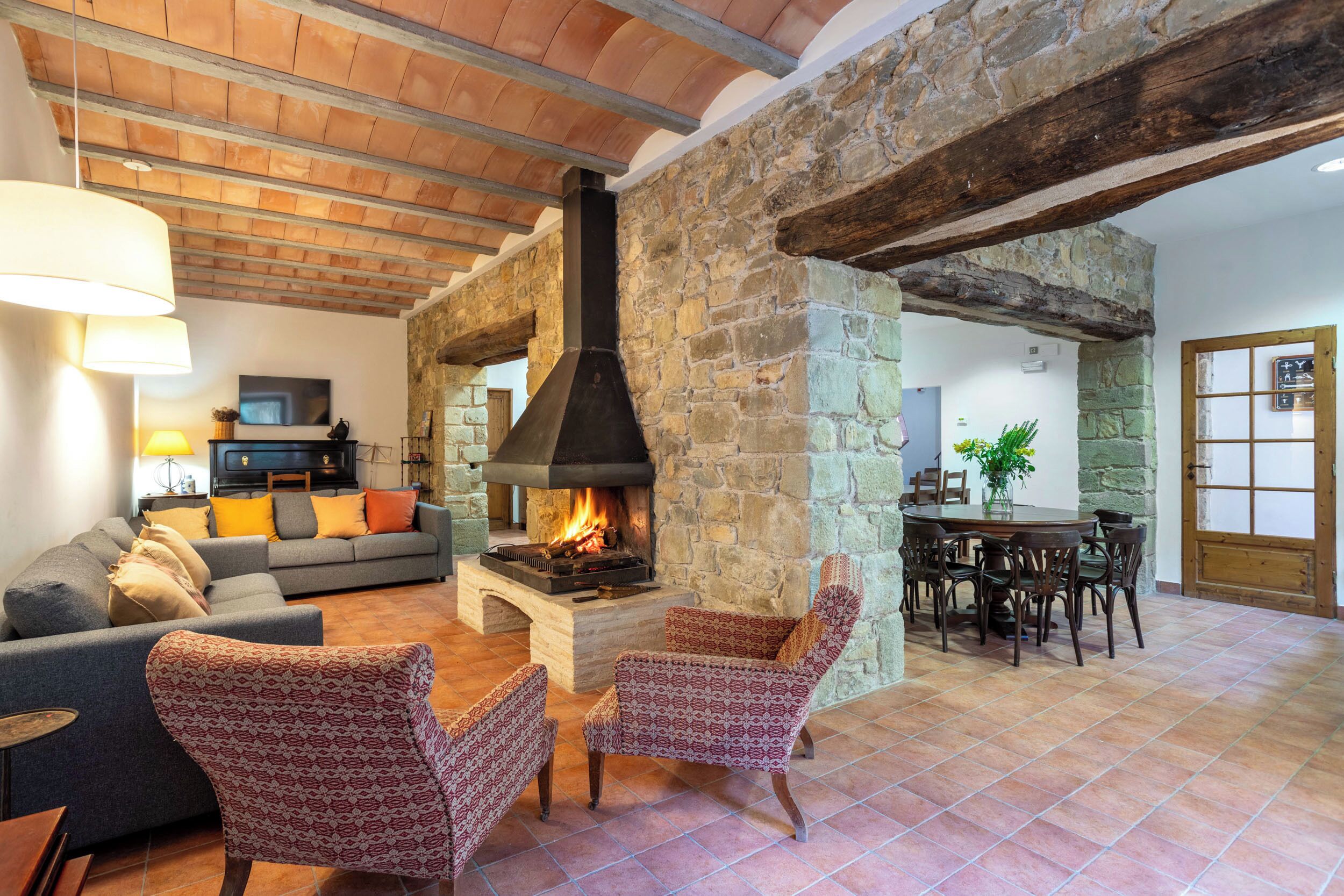 Een 16-inch televisie met kabelzenders en een open haard