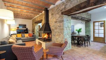 Een 16-inch televisie met kabelzenders en een open haard