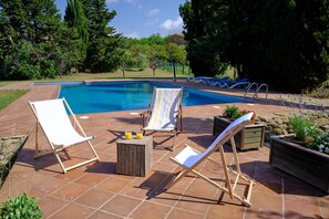 Piscine extérieure, chaises longues