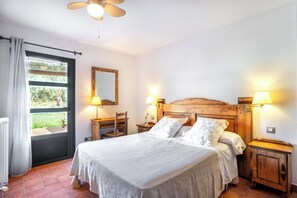 Superior Double Room | Individually furnished, desk, laptop workspace, free WiFi - Can Muní - Pins (Vilopriu)