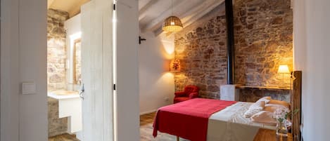 Casa tradicional (Cal Deu) | Muebles diferentes, escritorio y espacio para trabajar con laptop