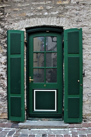 A green door with a small window and a number plate. - Tallinn City Apartments Toompea Old Town (Tallinn)
