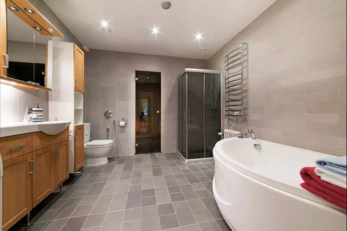 Ein modernes Badezimmer mit Toilette, Dusche und Badewanne.