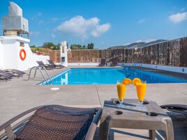 Una piscina al aire libre