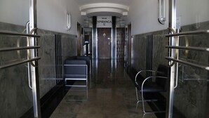 A hallway with marble walls, metal railings, and a sign reading "Ypiranga 3940". - MZ Apartments Atlantica posto 6 (Rio de Janeiro)