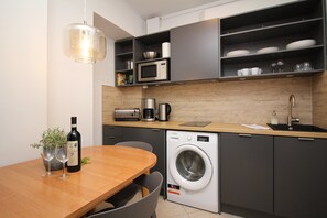 Kühlschrank, Mikrowelle, Herdplatte, Geschirrspüler