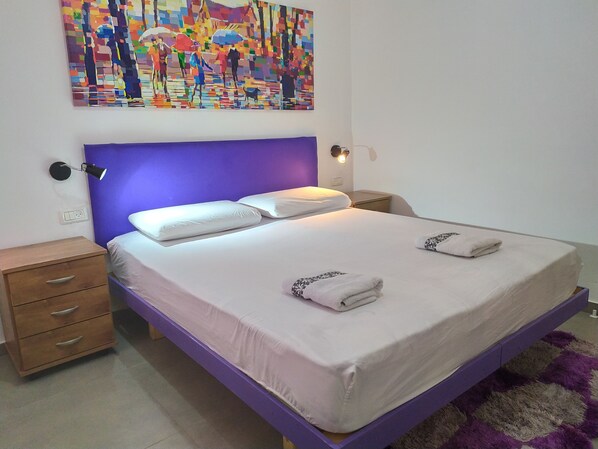 Studio (Shared Kitchen) | Työpöytä, kannettavalle tietokoneelle sopiva työtila