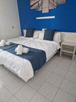 Caja fuerte, escritorio, cortinas opacas y tabla de planchar con plancha