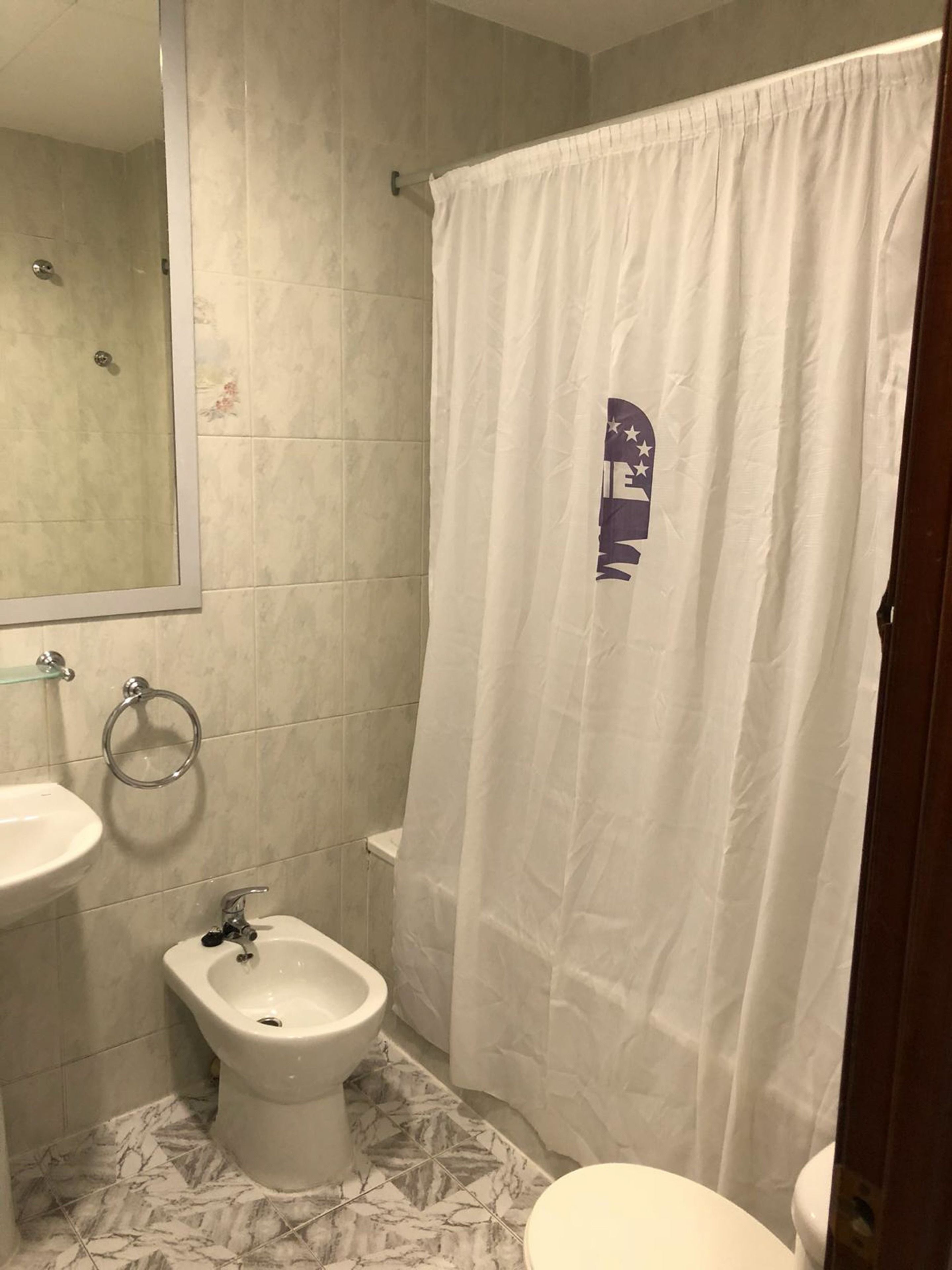 Un baño con inodoro, bidé y lavamanos.