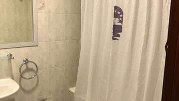 Un baño con inodoro, bidé y lavamanos.