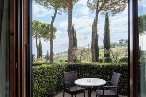 Premium bedding, minibar, individually decorated, individually furnished