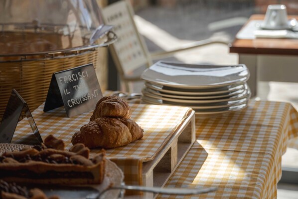 Una vitrina de panadería con croissants y un letrero que dice "F.R.C.I.S.C.I. IL TUTTANT CROISSANT".