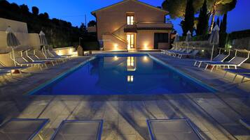 Piscine extérieure (ouverte en saison), parasols de plage