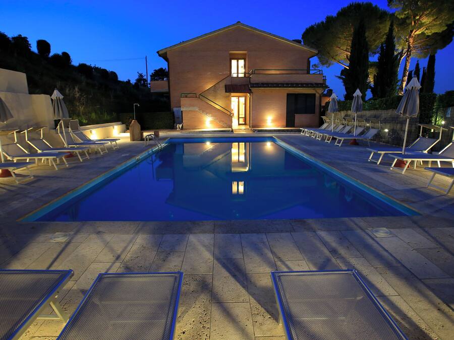 Piscina stagionale all'aperto, ombrelloni da piscina, lettini