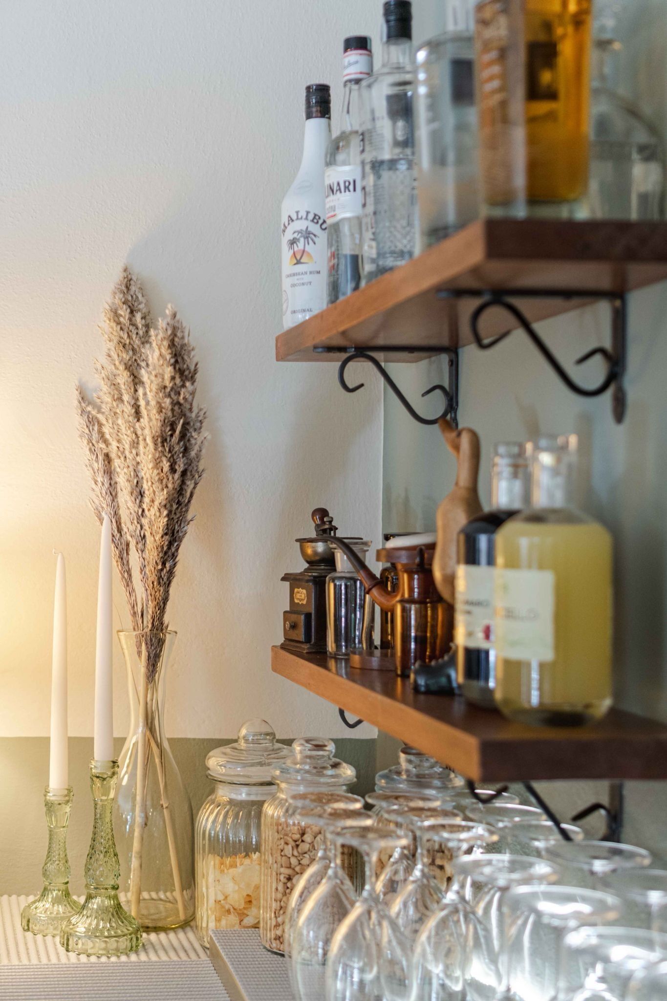 serves breakfast and lunch