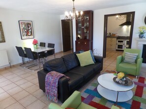 Huoneisto, 2 makuuhuonetta (Picasso) | 1 makuuhuone, työpöytä, silitysrauta/-lauta, vauvansängyt