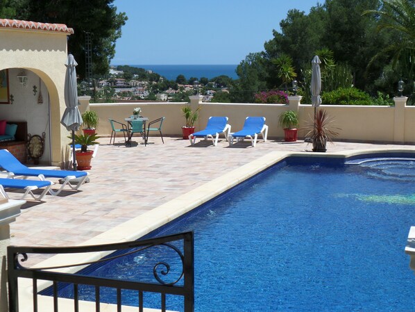 Ulkouima-allas avoinna 8.00–22.00, aurinkovarjoja, aurinkotuoleja