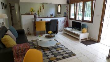 Apartment, 1 Bedroom (Miro) | 1 bedroom, desk, iron/ironing board, cots/infant beds