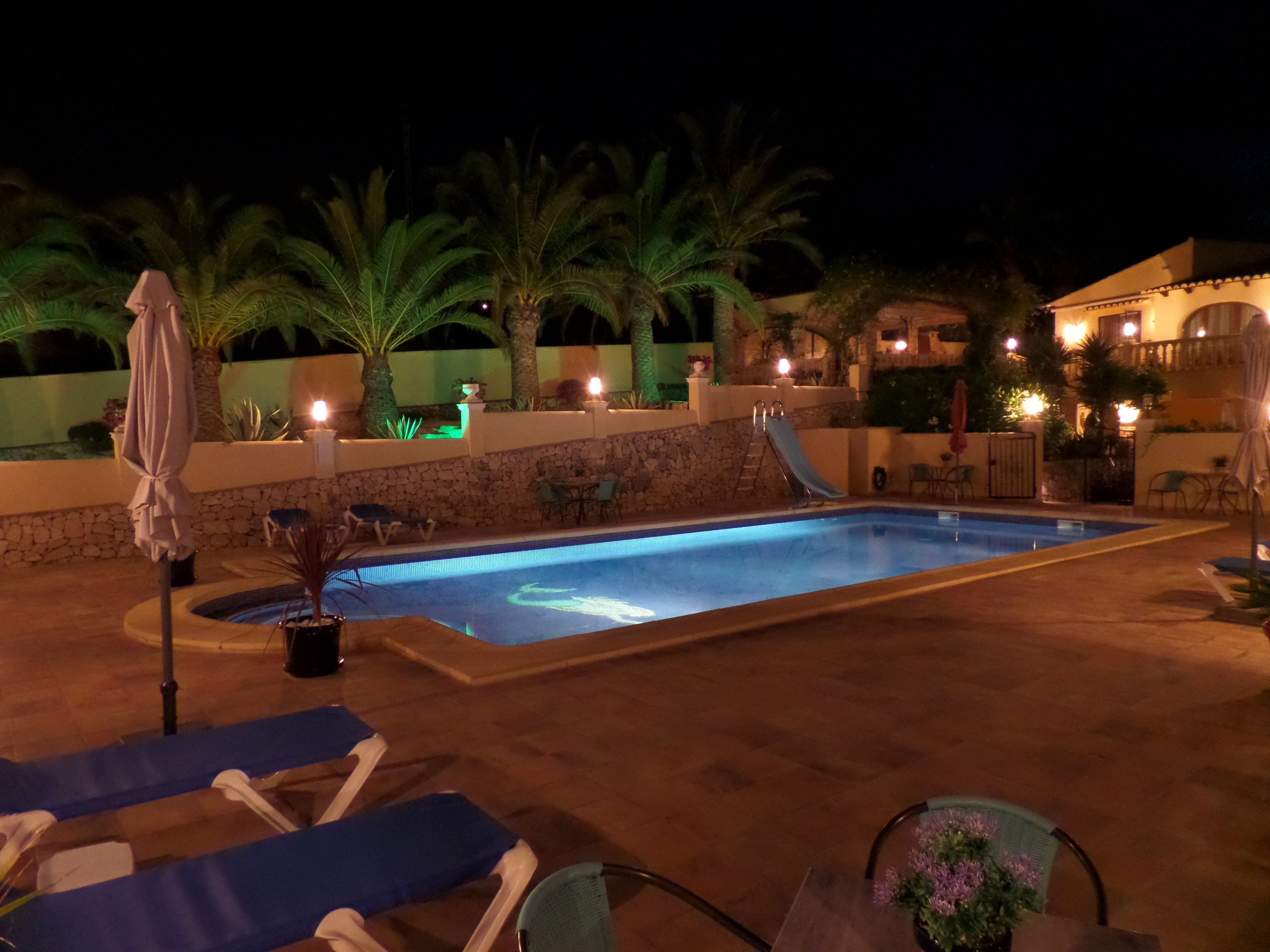 Piscine extérieure, parasols de plage, chaises longues
