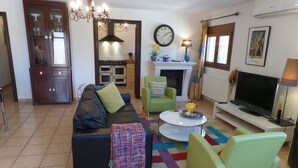 A living room with a sofa, a coffee table, a TV, and a fireplace. - Villa Senomar (Benissa)