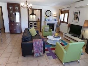 Apartment, 2 Bedrooms (Picasso) | 1 bilik tidur, meja, seterika/papan seterika, katil bayi/kot (surcaj)