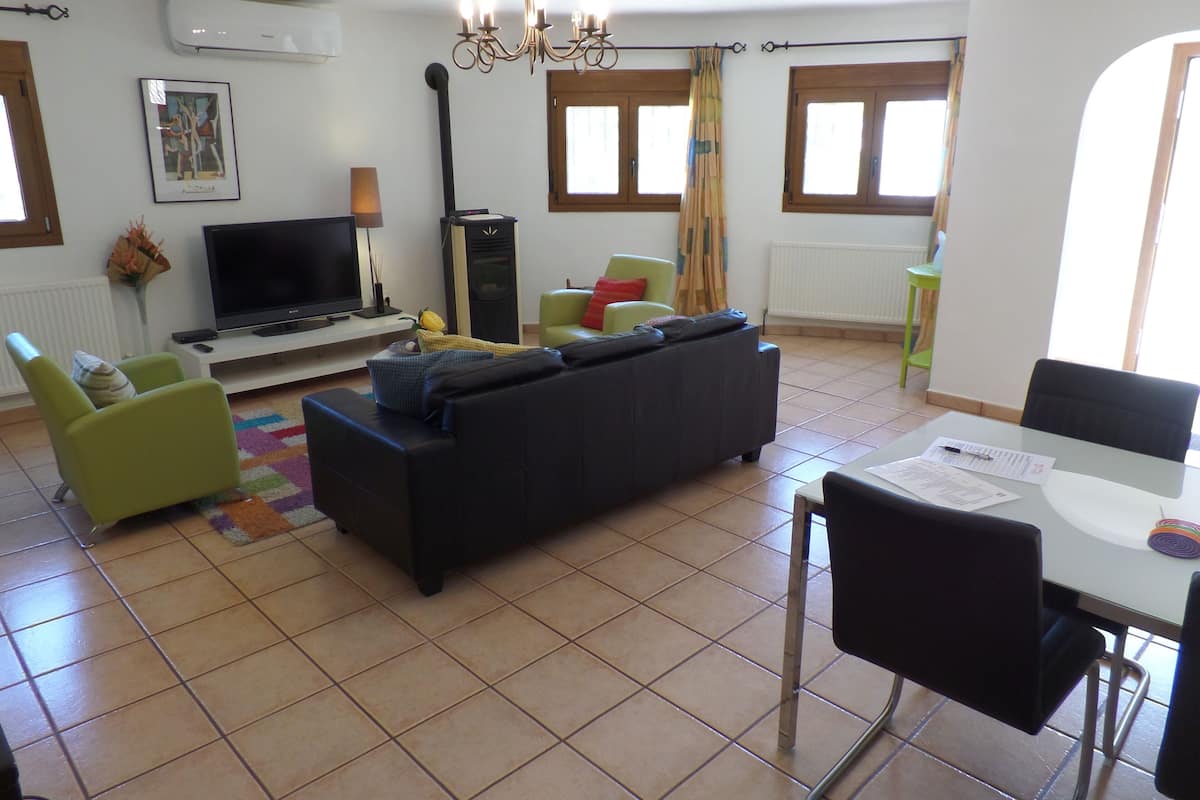 Appartement, 2 slaapkamers (Picasso) | 1 slaapkamer, een bureau, een strijkplank/strijkijzer, babybedden