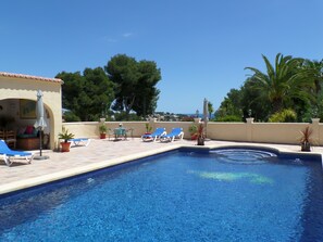 Outdoor pool, open 8:00 AM to 10:00 PM, pool umbrellas, sun loungers - Villa Senomar (Benissa)