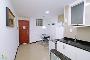 Comfort Studio, 1 Bedroom, Kitchen, Park View | Private kitchen | Fridge, microwave, oven, stovetop - MZ Apartments Belfort Roxo (Rio de Janeiro)