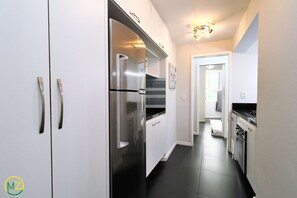 Appartamento City, 2 camere da letto, cucina, vista città | Cucina privata | Frigorifero, microonde, forno, piano cottura
