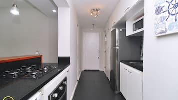 Apartamento urbano, 2 quartos, cozinha, vista para a cidade | Cozinha privada | Geladeira, micro-ondas, fogão, cooktop