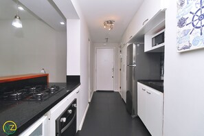 Lägenhet City - 2 sovrum - kök - utsikt mot staden | Eget kök | Kylskåp, mikrovågsugn, ugn och spishäll