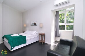 Appartamento City, 2 camere da letto, cucina, vista città | 2 camere, ferro/asse da stiro, Wi-Fi gratuito, lenzuola